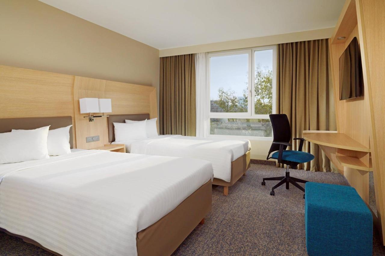 Отель Courtyard By Marriott Paris La Defense West - Colombes Коломб Экстерьер фото