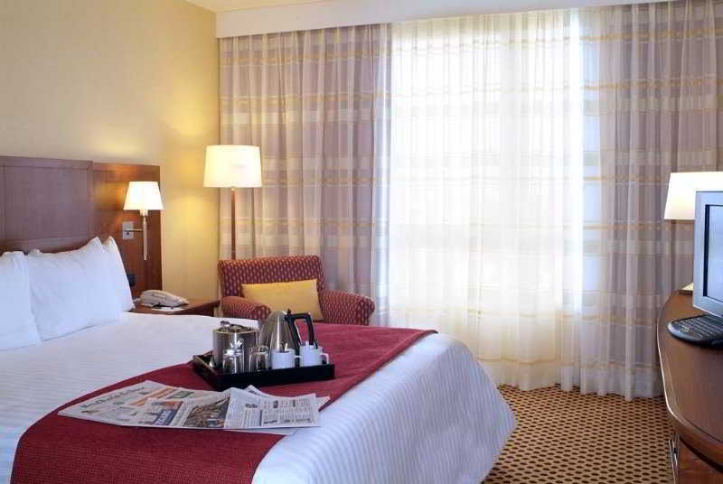 Отель Courtyard By Marriott Paris La Defense West - Colombes Коломб Экстерьер фото
